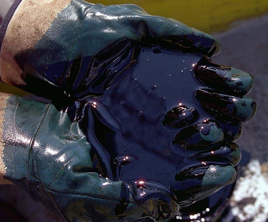 Hands with oil during the exploitation process. Source: Mexican Petroleum Institute