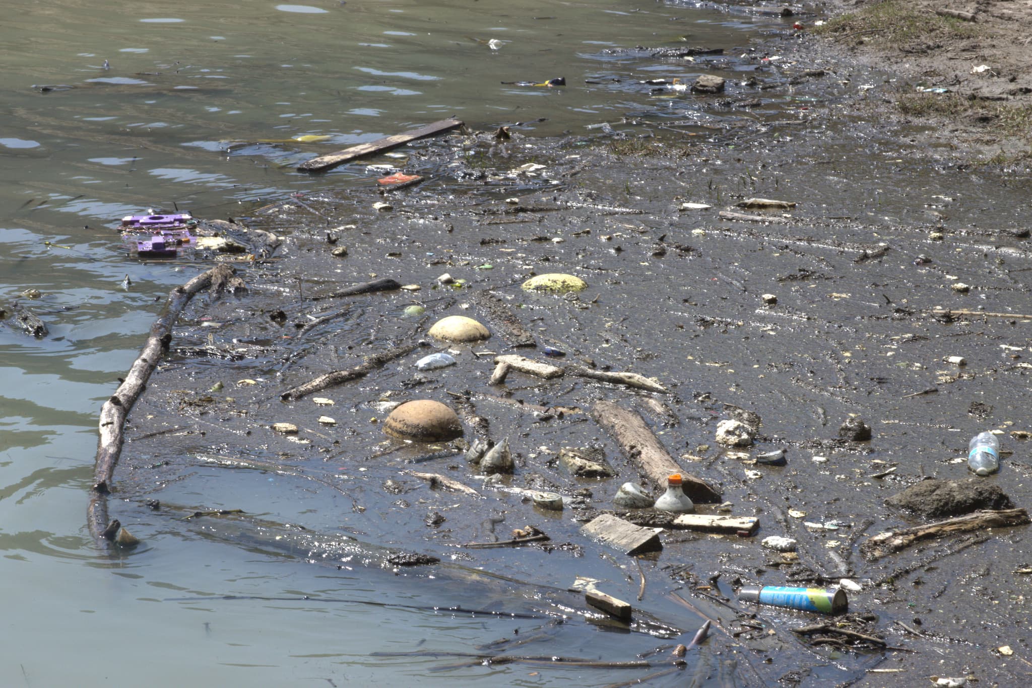4 Presa Madín contaminación.jpeg