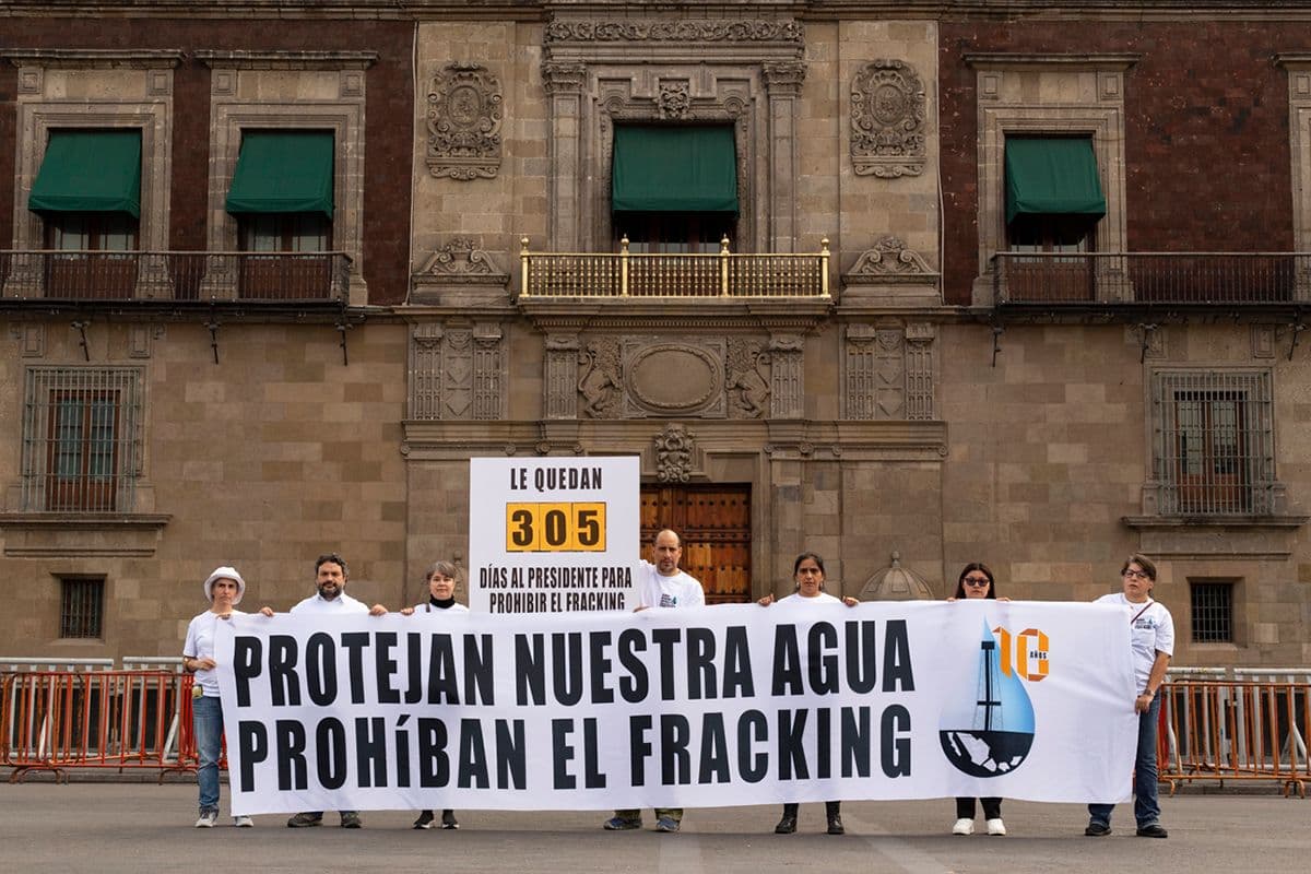Integrantes de la Alianza afuera de Palacio Nacional. Foto: Alianza Mexicana contra el Fracking 