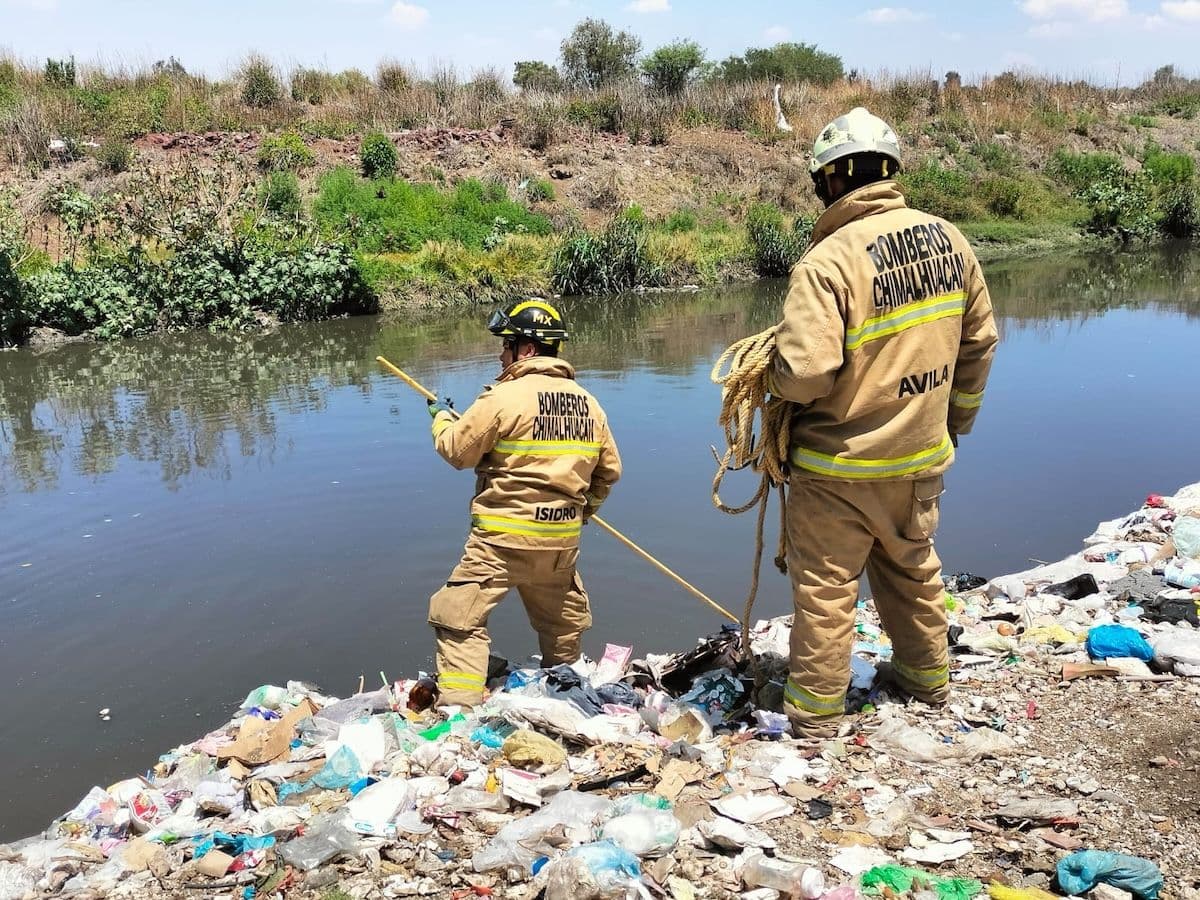 Chimalhuacán firefighters, contaminado.jpg river