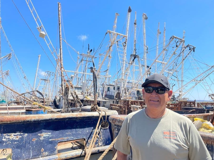 Pescadores en Mazatlán lamentan desplazamiento de sitios de pesca por la pesca ilegal. Foto: Juan Luis García.