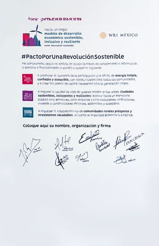 Signing of the Pact for a Sustainable Revolution during the first day of the event with Jorge Álvarez Máynez. Photo: Patricia Campos/CN Media.