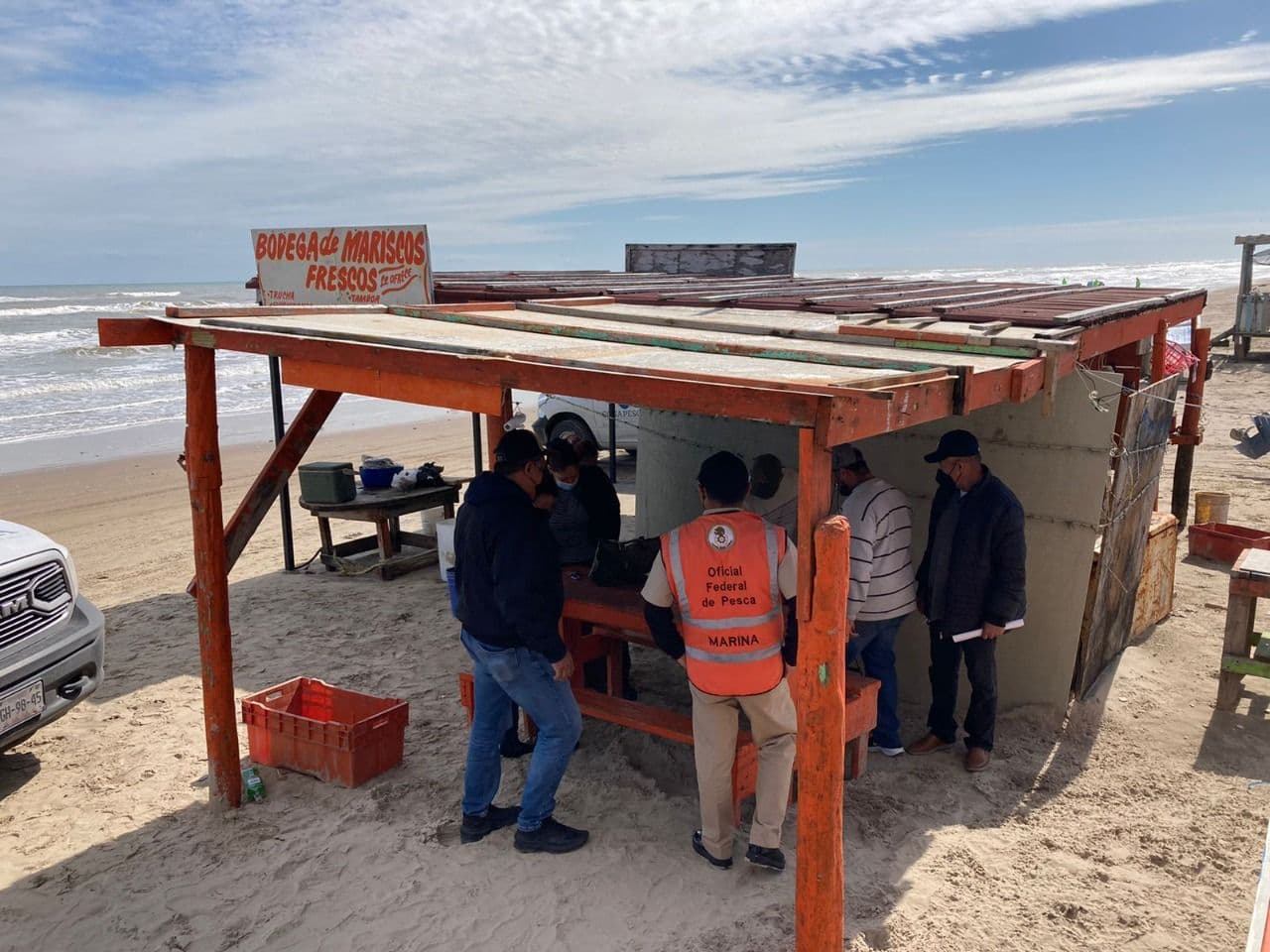 Oficiales de pesca y elementos de la marina realizan inspección en playa Bagdad. Foto: Conapesca.