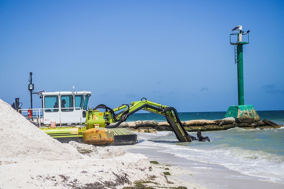 Actualmente el bypass de Telchac no está operando. Se realizan obras de dragado y la arena se deposita en el lado oeste del puerto de abrigo. Foto: Lilia Balam.