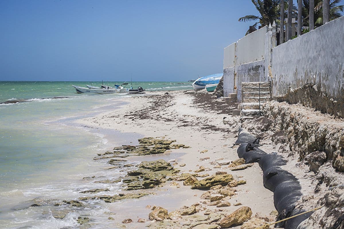 La playa donde desemboca la calle 12 de Chicxulub, en Progreso, perdió 10 metros en 17 años. Foto: Lilia Balam.