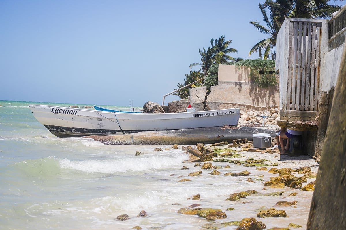 Las familias como la de Alberto Nahuat, ya no tienen forma de disfrutar las playas. Foto: Lilia Balam.