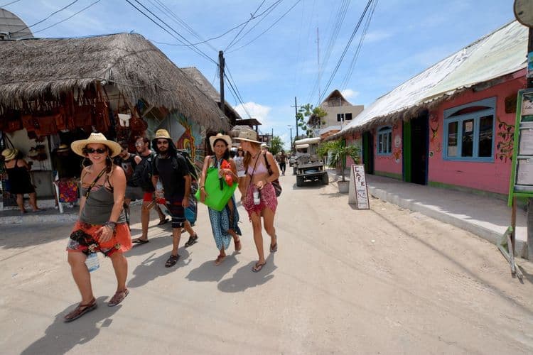 Turistas de paseo en las calles Holbox, Quintana Roo. Foto: Elizabeth Ruiz/Cuartoscuro. Turistas de paseo en las calles Holbox, Quintana Roo. Foto: Elizabeth Ruiz/Cuartoscuro.